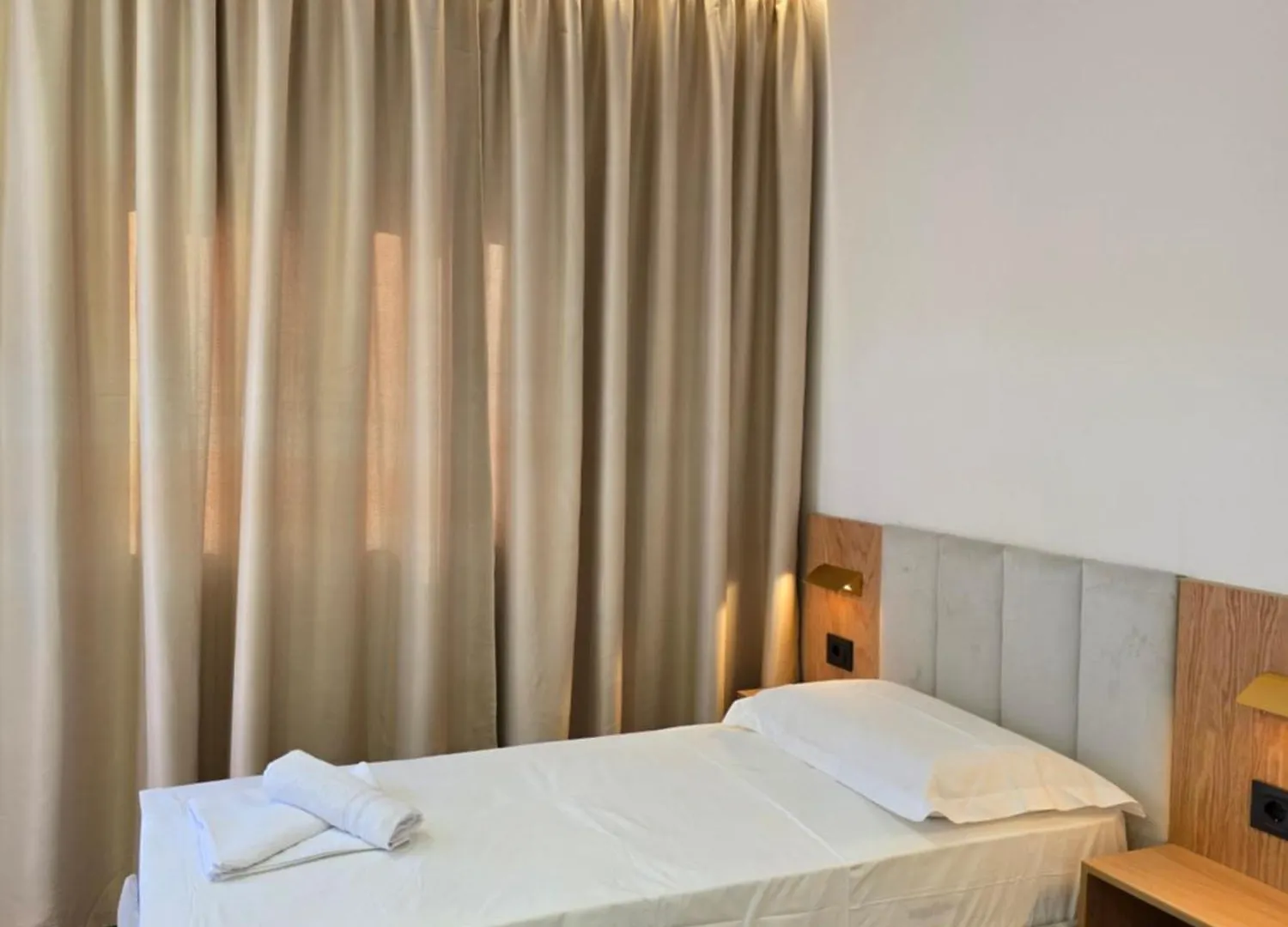 ***  Azure Hotel Dhërmi アルバニア